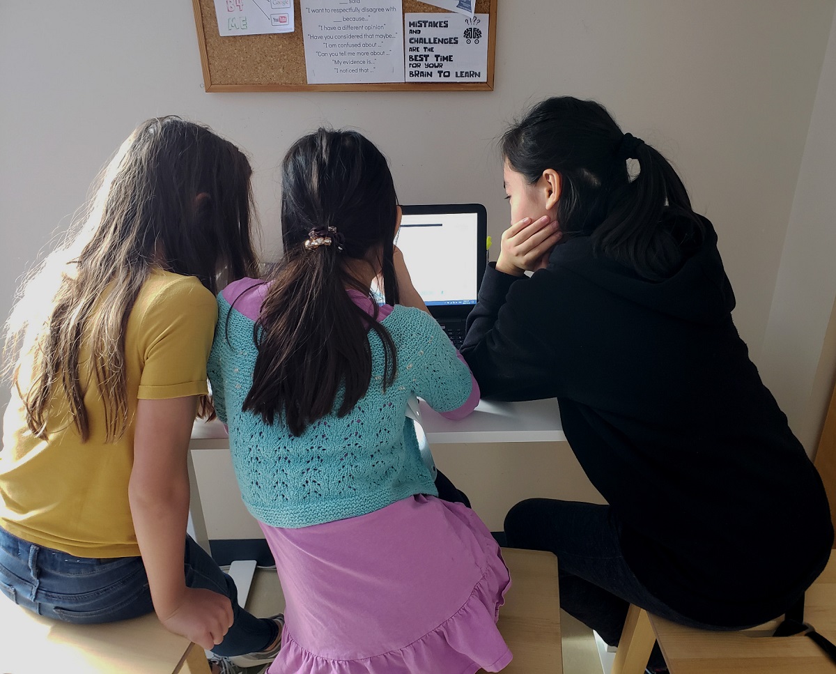 cst_cse's tweet image. Comme l’a dit Shelly Bruce, chef du CST : « Les filles constituent un énorme bassin de talent. Nous voulons que les filles s’intéressent aux sciences, en fait, nous en avons besoin. » #FemmesSTIM #FemmesTech