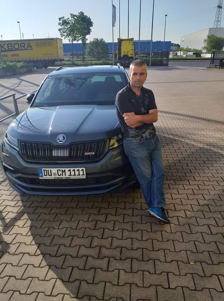 Tek tek yalan olan arkadaşlar hayatımızdan gitti düzgün bir dostluk arkadaşlık beraberlik için kim burda kalacak zaman gösterir onuda