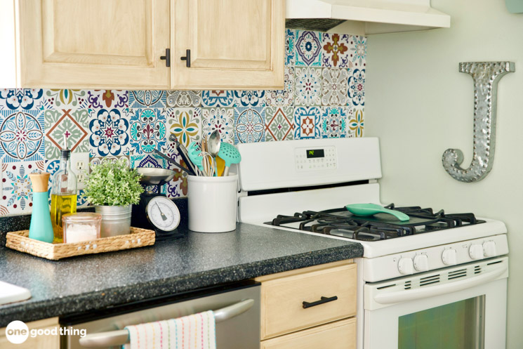 LKNHomesByRobin's tweet photo. It's easy to #DIY new kitchen hardware. #designtips  https://t.co/UQj5l6dvYQ https://t.co/8IfNrlluHf