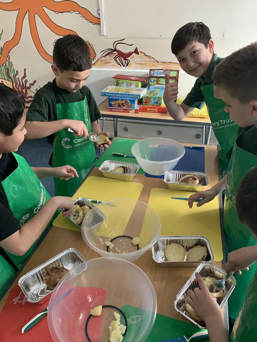 MisbourneWPA's tweet photo. We also made our own Twice-Baked Jacket Potato, using different cutting techniques to create tasty fillings! https://t.co/hQimETogL9
