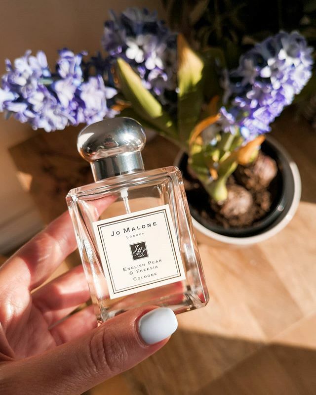 Spring perfume ✅ Spring flowers ✅ Spring nails ✅ Now for some spring weather please 💐 ... #weekendvibes #springbeauty #beautyshelfie #beautylife #beautylife #frangrancelover #luxurybeauty #jomalonelondon #femfeed #slaytheflatlay #perfumecollection #beautyjunkie #springst…