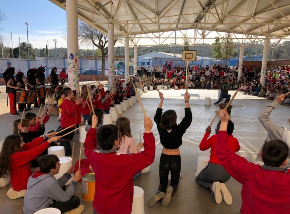 🙋‍♀️🙋‍♂️ Voleu escoltar els tabalers de #CanSorts? Els alumnes de 6è van acomiadar el #Carnestoltes amb una gran batucada al pati de l'escola amb els tabalers de #Sentmenat i els diables <a href="/Sentcremats/">Diables Sentcremats</a>! 😈🥁
#dimecresdecendra #carnaval

Compartim aquest vídeo 👉 agora.xtec.cat/escolacansorts…