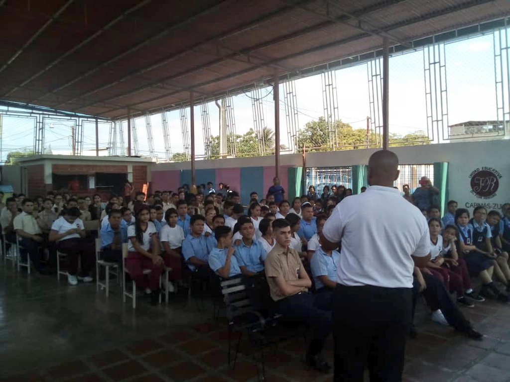 SUNADzuliacol's tweet photo. #02Mar | @onazuliacol junto al #MP #CICPC y #SENAMEF fortalece los factores de protección en materia de prevención integral del consumo de drogas en estudiantes de U.E.P Dra Flor Romero, a través de un conversatorio preventivo sobre la presión de grupo #Cabimas @A_Matheusmelend https://t.co/XewTSJowPt
