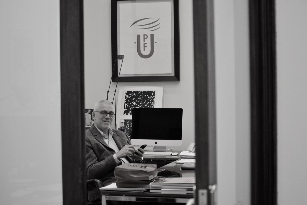 itsJuliaMoreso's tweet photo. Avui he anat a la Mercè a fer-li una sèrie de retrats al rector. I òbviament, la millor foto ha quedat borrosa. Per si em pensava que havia après algo a reporterisme gràfic i tal. https://t.co/7WVeTG9bjb