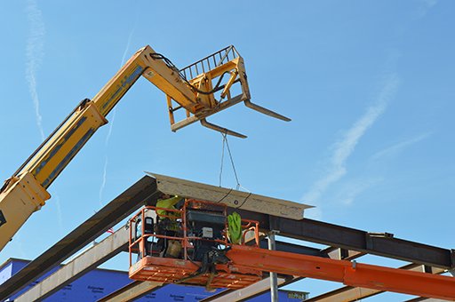 WoodlyndeSchool's tweet photo. Today, Woodlynde School students and colleagues attended our #toppingoffceremony in which the beam that everyone signed was installed on top of the structure that will become our new student commons. #toppingoutceremony #campusconstruction 🛠 @WSCumby https://t.co/C4WoRqja2M