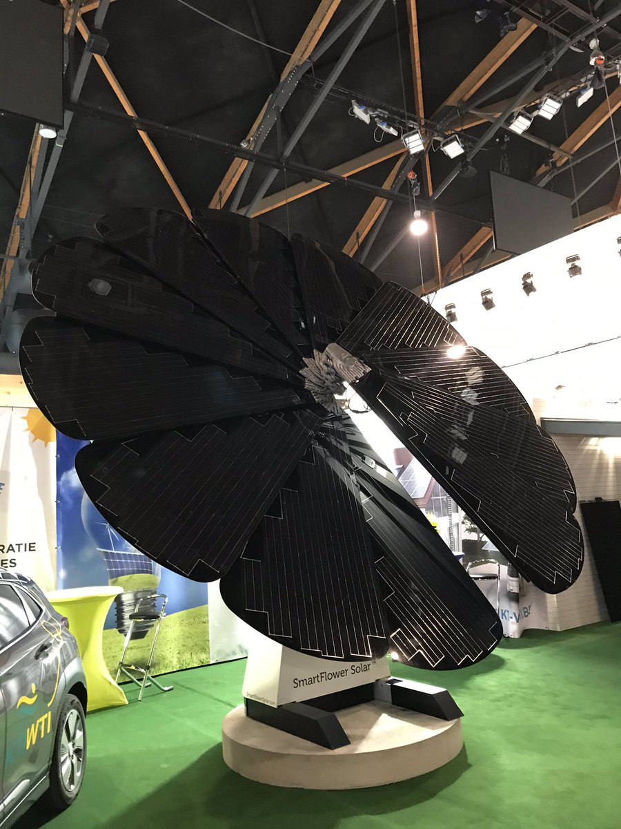 DennisGompel's tweet photo. Vandaag naar de #Batibouw beurs geweest met mijn medestudenten energietechnologie. We hebben een zonnepanelen “bloem” gezien die meedraait met de zonrichting en  een 3D-printer die van alle producten maakt van gerecycleerd afval. #ondernemingsschap #thomasmore #batiboît https://t.co/Jb8G0ghXqV