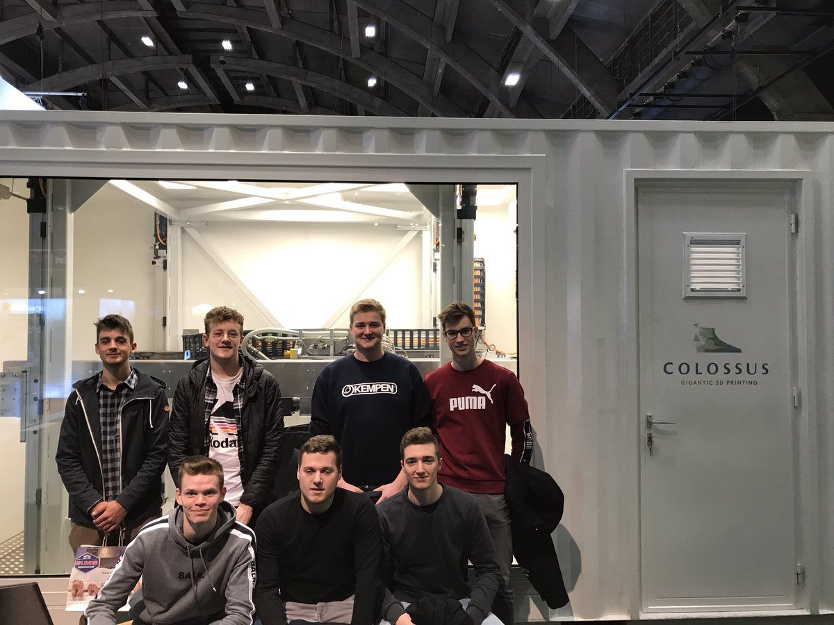 DennisGompel's tweet photo. Vandaag naar de #Batibouw beurs geweest met mijn medestudenten energietechnologie. We hebben een zonnepanelen “bloem” gezien die meedraait met de zonrichting en  een 3D-printer die van alle producten maakt van gerecycleerd afval. #ondernemingsschap #thomasmore #batiboît https://t.co/Jb8G0ghXqV