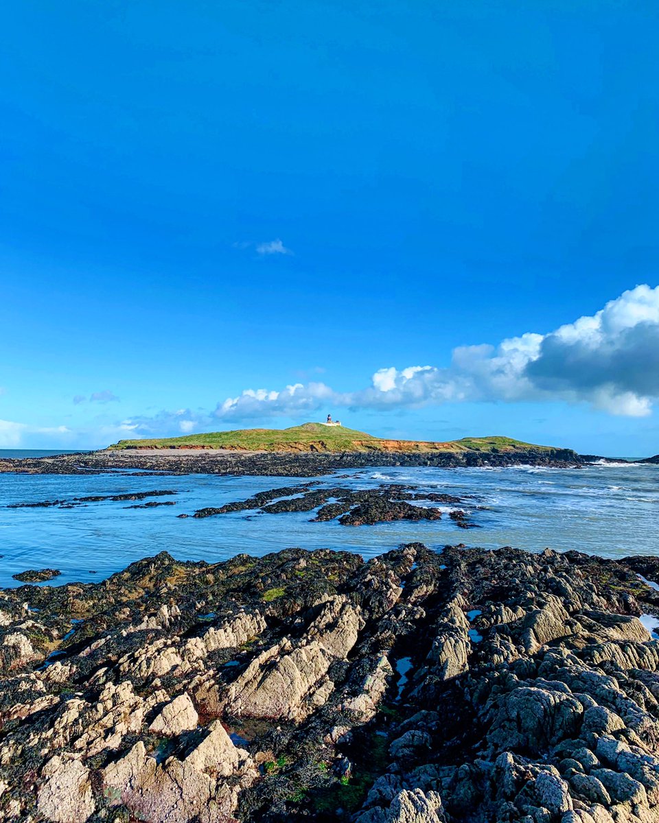 elmartis88's tweet photo. #Ballycotton is a coastal village in #CountyCork. The #lighthouse is situated on the Ballycotton Island approximately 2 km from the village.

#ireland #irishpassion #irishlighthouse #irelandtravel #cork #pure_cork #turismoirlandese #tourismireland #water #celticsea #sea https://t.co/Yb1h6HNT2B