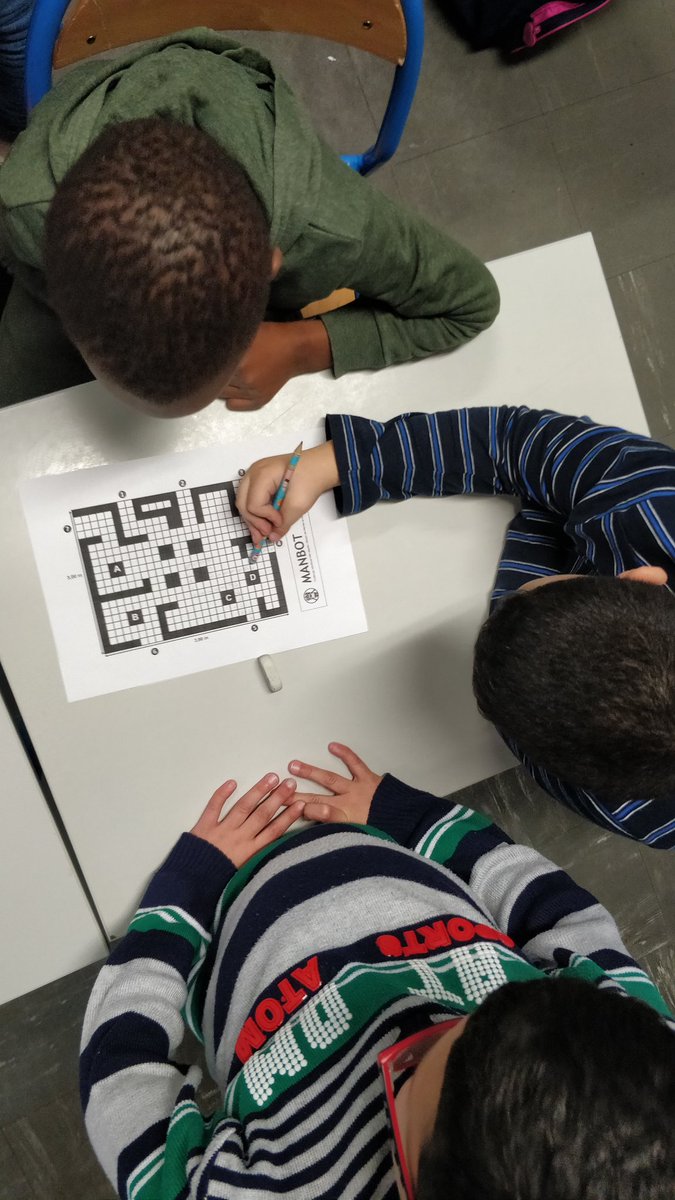 titepaprika's tweet photo. Travail d'équipe entre Mes p'tits loups CP et la classe de CE2/CM1 : trouver le parcours pour le Manbot 💪😉 Notre équipe des Loupbots est prête à s'entraîner 😁 #codage #manbot #loup @editionsauzou @ToucheLaurent @polos5tdi #robots #beebot #entraide #cycle2 #challengerobotique https://t.co/VaIvc0mTFe