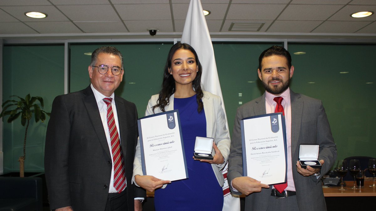 AesquiviAntonio's tweet photo. En @UPGdl entregando a Marima Martínez y David Ruvalcaba su "Medalla". Reconocimiento a nivel nacional por parte de Ceneval por haber obtenido calificación "sobresaliente" en cada uno de los apartados del examen. #OrgulloUP https://t.co/As91ZsGf13