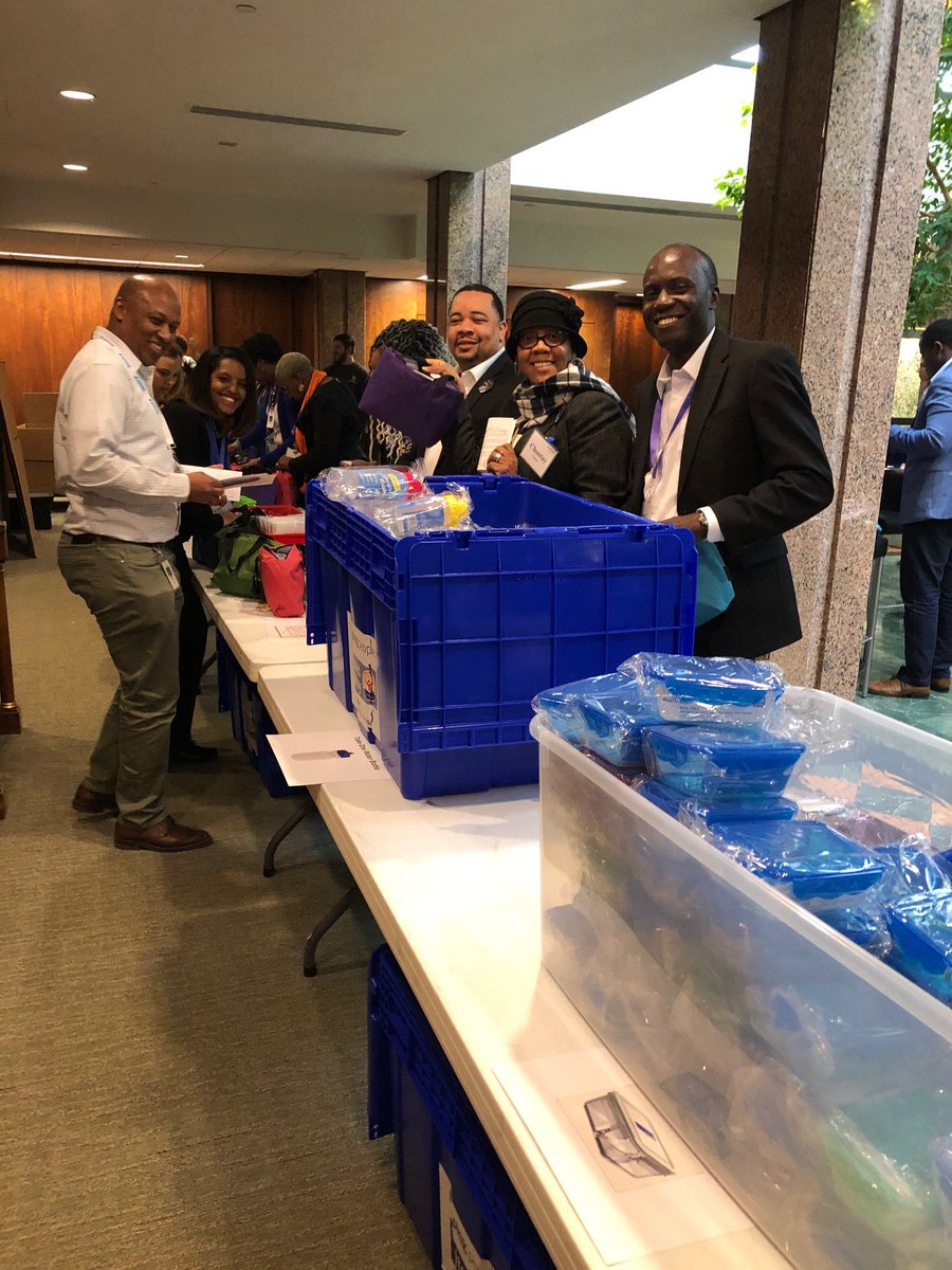 UnitedWaySTL's tweet photo. Thank you @Bayer4CropsUS ARISE organization! 👏Their employees created 200 Healthy Eating kits for @YouthCtr with our #Service2Go #volunteer program. Check out these pics!❤️ https://t.co/AFVJk7YhzP