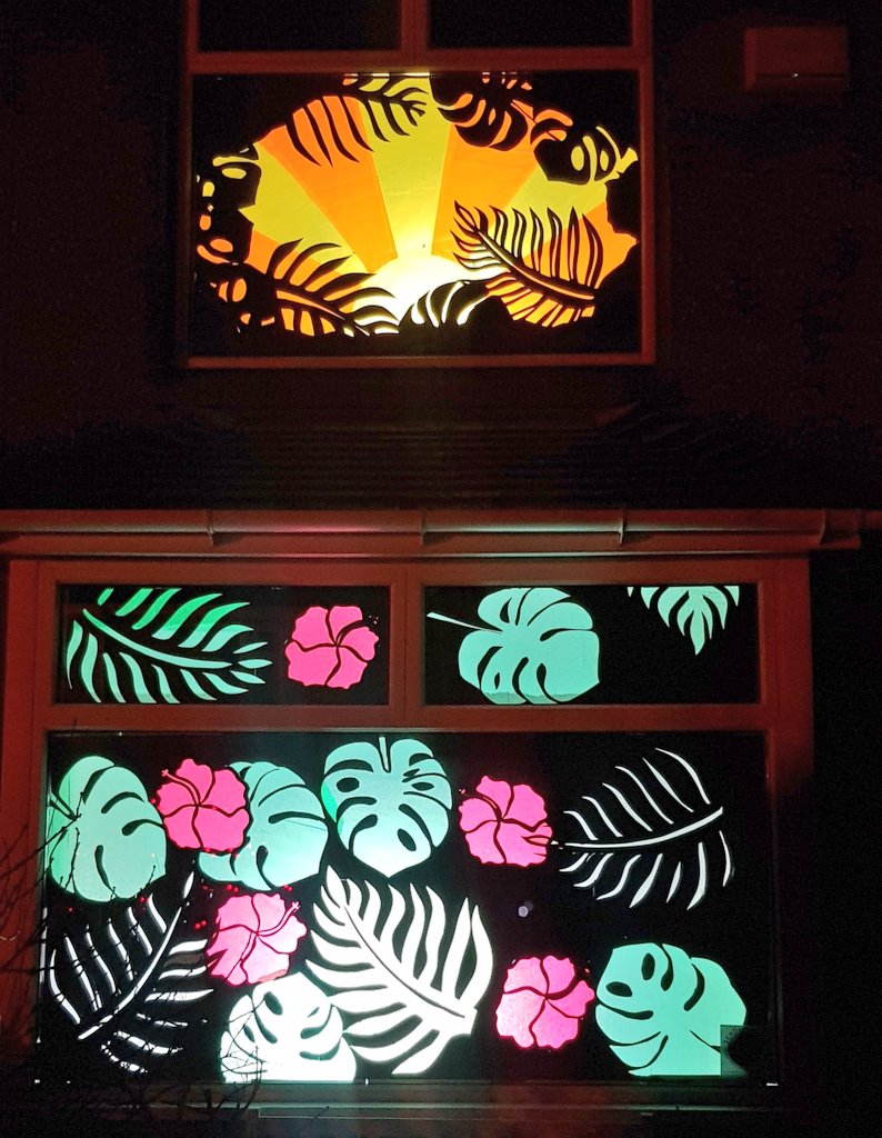 manylittlewords's tweet photo. So every year my neighbourhood does this thing called @windowwander, where we dress up our windows and spend the evening wandering about looking at them. I love it. Strong environmental theme this year.

Little spots of brilliance in an otherwise gloomy month 😊 https://t.co/Xj8ySyDvJE