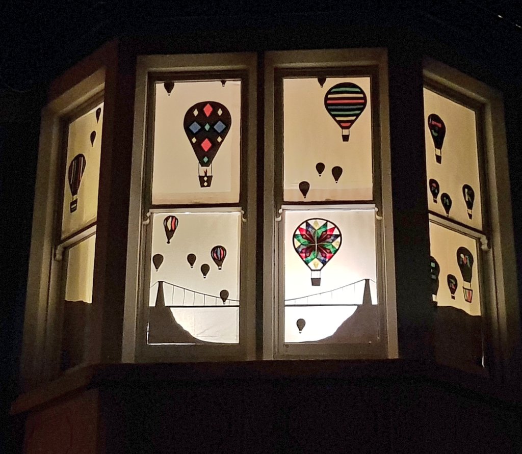 manylittlewords's tweet photo. So every year my neighbourhood does this thing called @windowwander, where we dress up our windows and spend the evening wandering about looking at them. I love it. Strong environmental theme this year.

Little spots of brilliance in an otherwise gloomy month 😊 https://t.co/Xj8ySyDvJE
