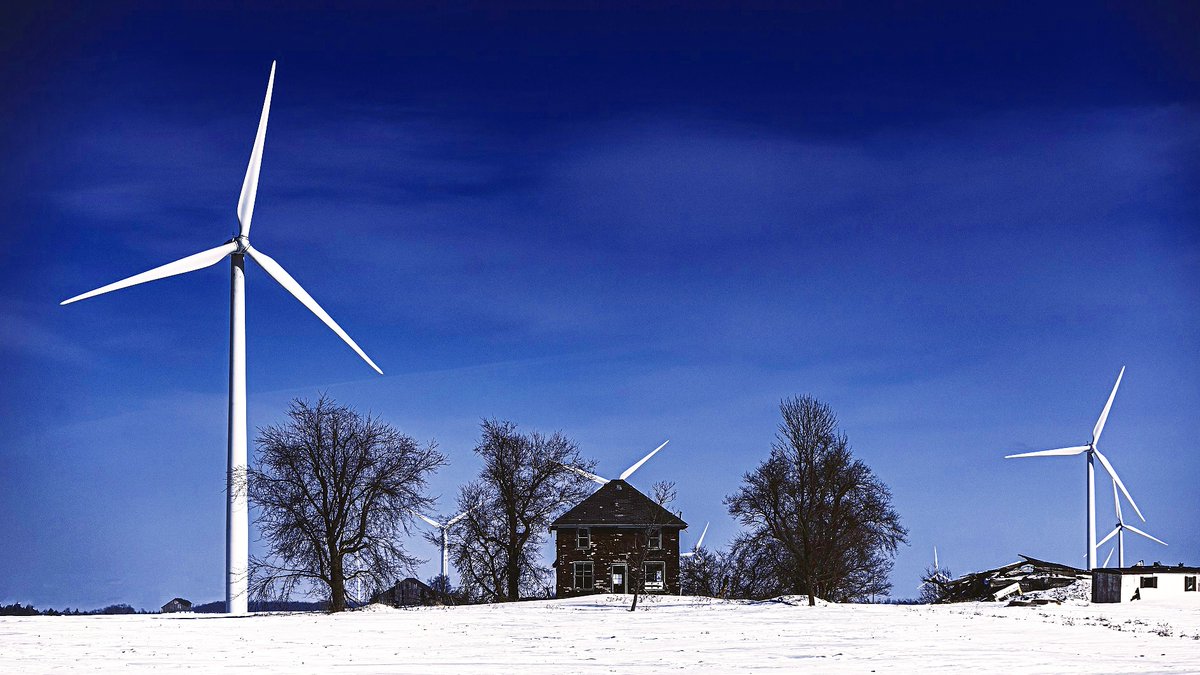 avnrphoto's tweet photo. Old and new... abandoned house vs windmills.. the house looks rather small.... #windwill #abandoned #oldfarm #hydro #hydroone @HydroOne https://t.co/6kPthFYNxX