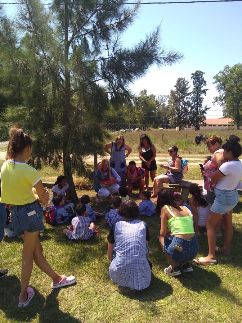 JefaturaDistri3's tweet photo. Jardín 911 le  dieron la bienvenida al ciclo lectivo 2020 compartiendo juegos y actividades con las familias que se hicieron presentes. Excelente jornada! Les deseamos un buen inicio de clases! https://t.co/7JU7oo0bhH