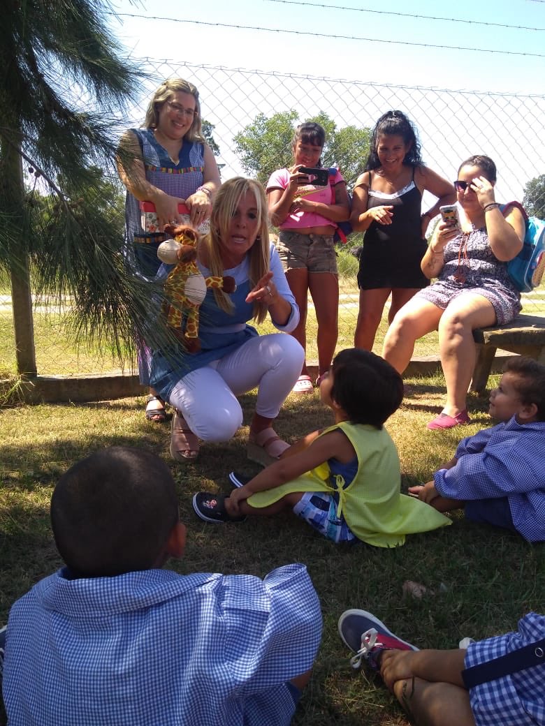 JefaturaDistri3's tweet photo. Jardín 911 le  dieron la bienvenida al ciclo lectivo 2020 compartiendo juegos y actividades con las familias que se hicieron presentes. Excelente jornada! Les deseamos un buen inicio de clases! https://t.co/7JU7oo0bhH