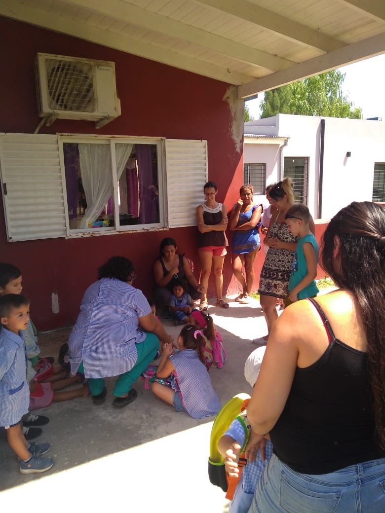 JefaturaDistri3's tweet photo. Jardín 911 le  dieron la bienvenida al ciclo lectivo 2020 compartiendo juegos y actividades con las familias que se hicieron presentes. Excelente jornada! Les deseamos un buen inicio de clases! https://t.co/7JU7oo0bhH