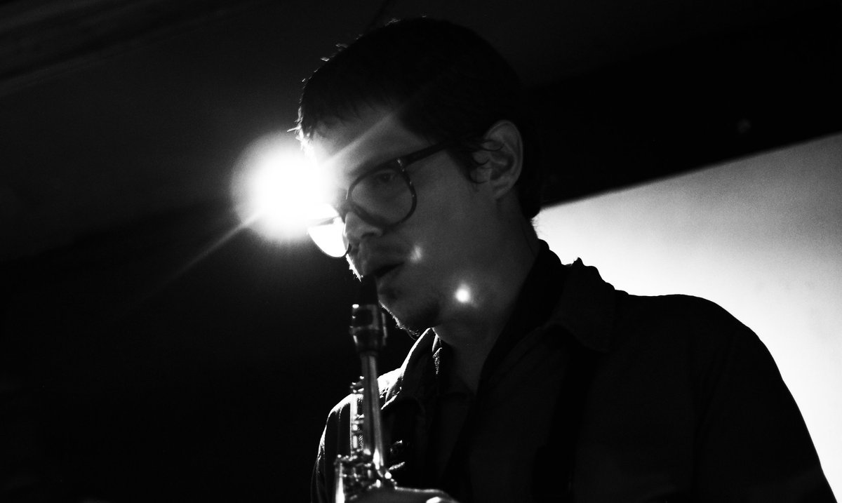 JSBManizales's tweet photo. #JSBenvivo volvió a entregarnos una noche llena de jazz con un saxofón que nos elevo al cielo.
Sebastián López cubrió la atmósfera con notas y sonidos del más alto nivel.
Próximamente mas JSBenvivo.
#JSB #jsblive #live #music #EnVivo #Manizales #Jazz https://t.co/E2mFPjxXnI
