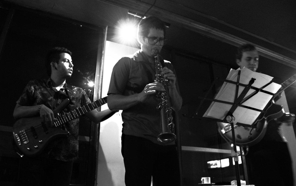 JSBManizales's tweet photo. #JSBenvivo volvió a entregarnos una noche llena de jazz con un saxofón que nos elevo al cielo.
Sebastián López cubrió la atmósfera con notas y sonidos del más alto nivel.
Próximamente mas JSBenvivo.
#JSB #jsblive #live #music #EnVivo #Manizales #Jazz https://t.co/E2mFPjxXnI