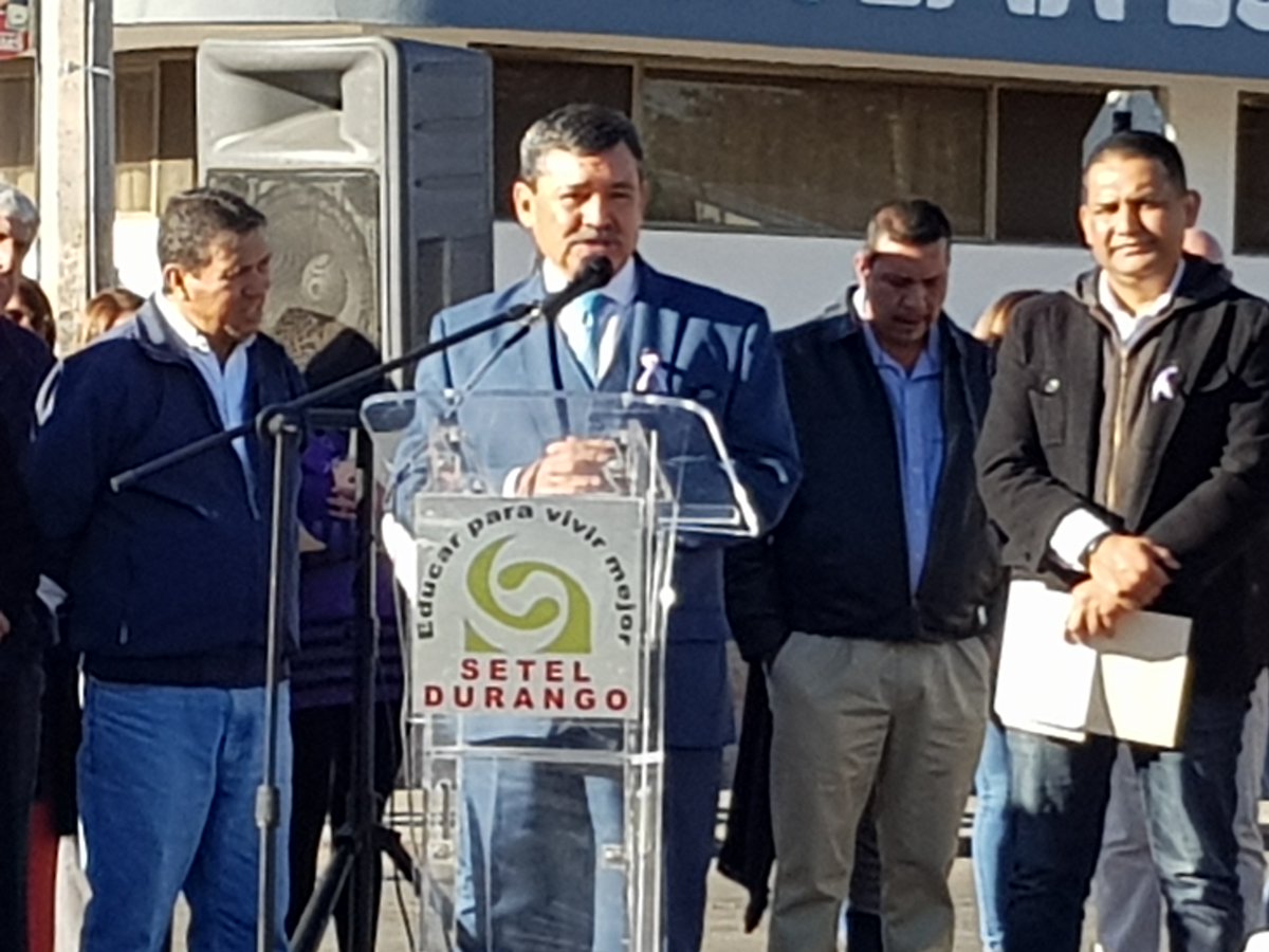seteldurango's tweet photo. EL PRIMER LUNES DE CADA MES ES SETEL REALIZA HONORES CORRESPONDIENTES A NUESTROS SÍMBOLOS PATRIOS, DONDE SE ENTREGAN RECONOCIMIENTOS A ESCUELAS DESTACADAS POR SU PARTICIPACIÓN EN ACTIVIDADES CÍVICAS CONVOCADAS POR GOBIERNO DEL ESTADO, ADEMÁS DE LA ENTREGA DEL EMPLEADO DEL MES. https://t.co/lWooe9sOlH