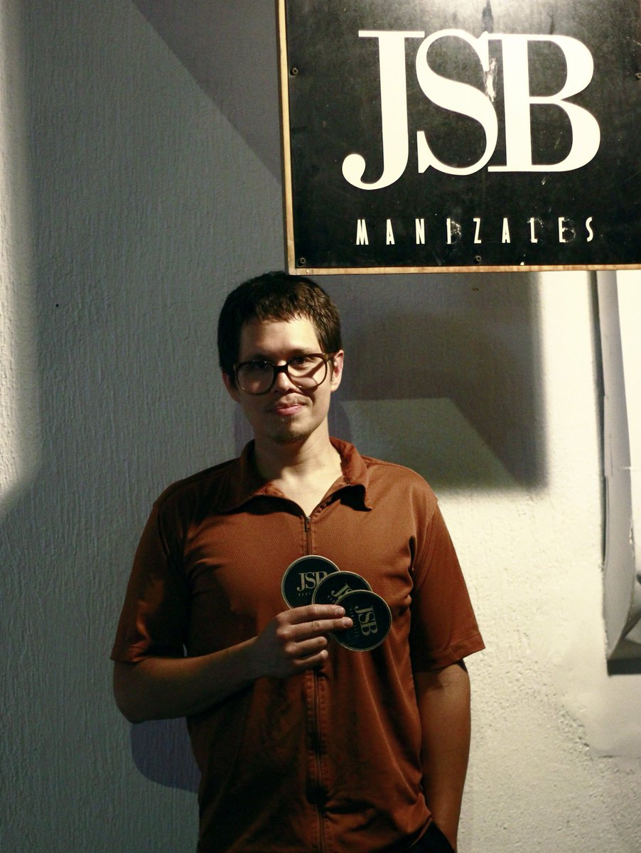 JSBManizales's tweet photo. #JSBenvivo volvió a entregarnos una noche llena de jazz con un saxofón que nos elevo al cielo.
Sebastián López cubrió la atmósfera con notas y sonidos del más alto nivel.
Próximamente mas JSBenvivo.
#JSB #jsblive #live #music #EnVivo #Manizales #Jazz https://t.co/E2mFPjxXnI