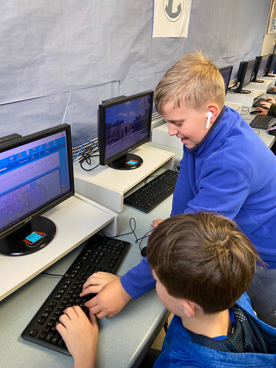 wright_whitneya's tweet photo. HELPing guide each other with correct finger placement on skill day, while listening to some jams! 🎶 🎵 💙⌨️

@LampasasMS #ThinkBigLISD https://t.co/qW281Rrkhg