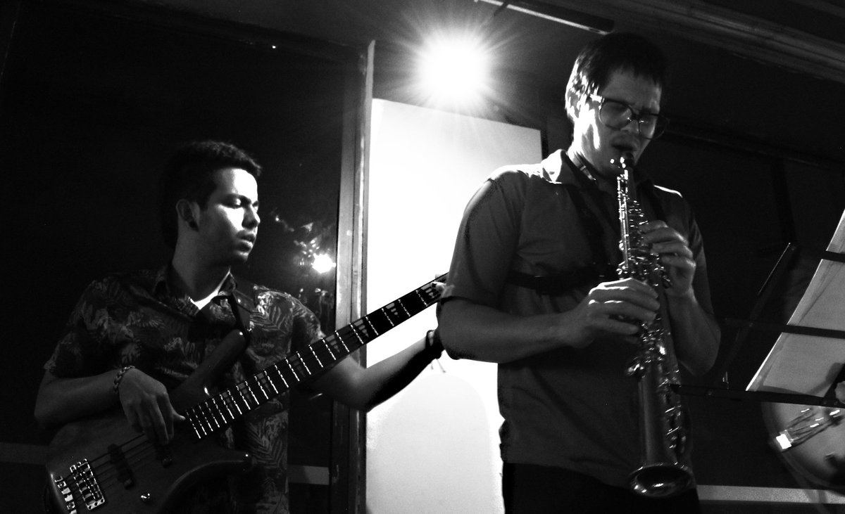 JSBManizales's tweet photo. #JSBenvivo volvió a entregarnos una noche llena de jazz con un saxofón que nos elevo al cielo.
Sebastián López cubrió la atmósfera con notas y sonidos del más alto nivel.
Próximamente mas JSBenvivo.
#JSB #jsblive #live #music #EnVivo #Manizales #Jazz https://t.co/E2mFPjxXnI