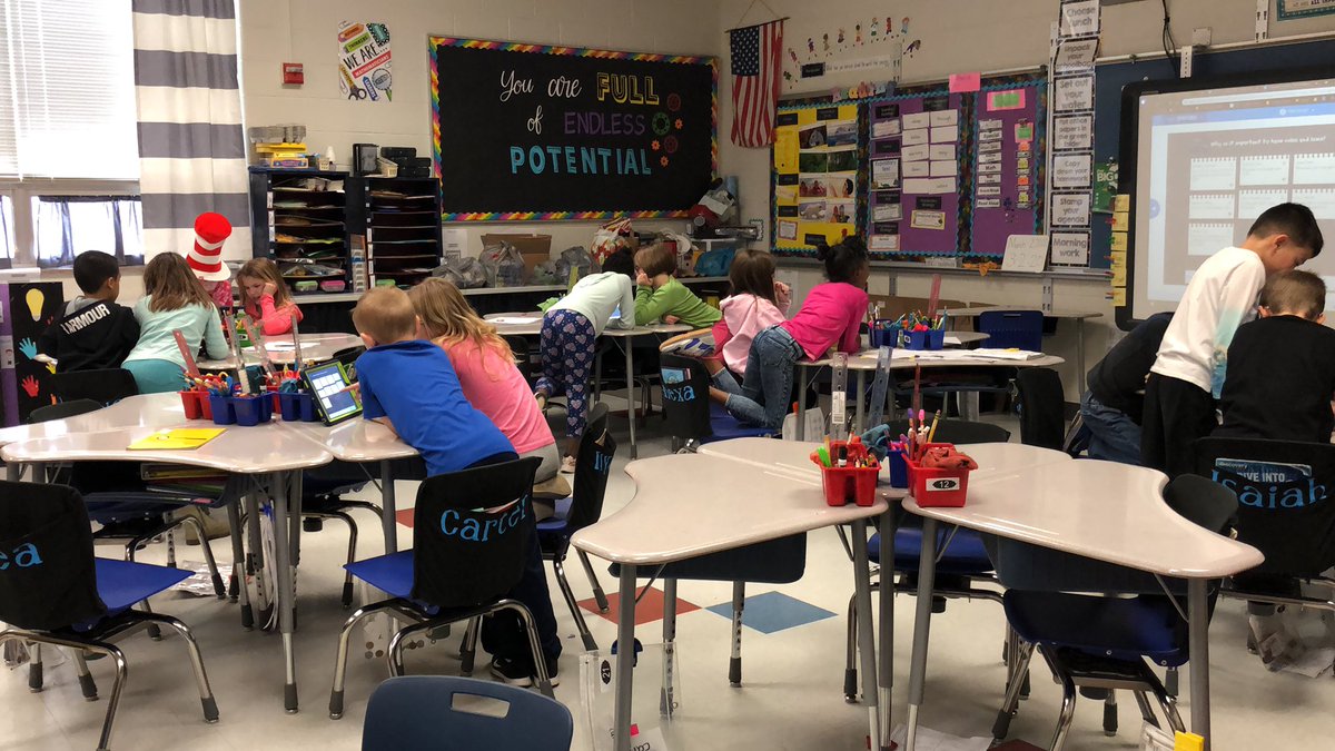 melissagantz's tweet photo. Kicking off our government unit with a collaborate board on @nearpod and taking a virtual field trip to Independence Hall. #cte17331 #cvsdr2r https://t.co/auXaHf70gY