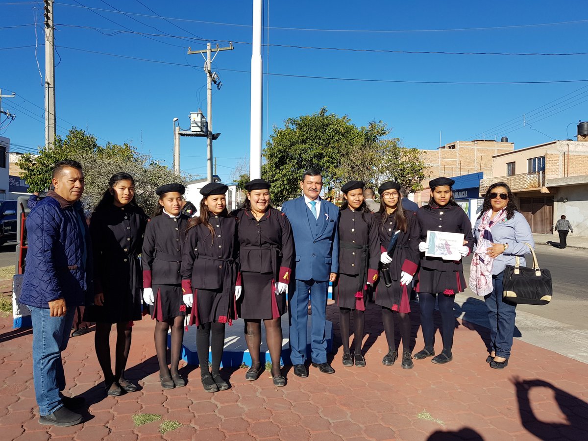 seteldurango's tweet photo. EL PRIMER LUNES DE CADA MES ES SETEL REALIZA HONORES CORRESPONDIENTES A NUESTROS SÍMBOLOS PATRIOS, DONDE SE ENTREGAN RECONOCIMIENTOS A ESCUELAS DESTACADAS POR SU PARTICIPACIÓN EN ACTIVIDADES CÍVICAS CONVOCADAS POR GOBIERNO DEL ESTADO, ADEMÁS DE LA ENTREGA DEL EMPLEADO DEL MES. https://t.co/lWooe9sOlH