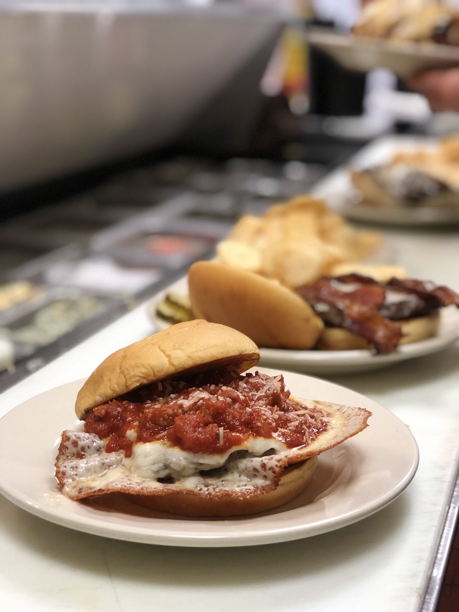 Dolsies's tweet photo. PIZZA X HAMBURGER🍕🍔 collab of the century https://t.co/MFlQ6TqIV0