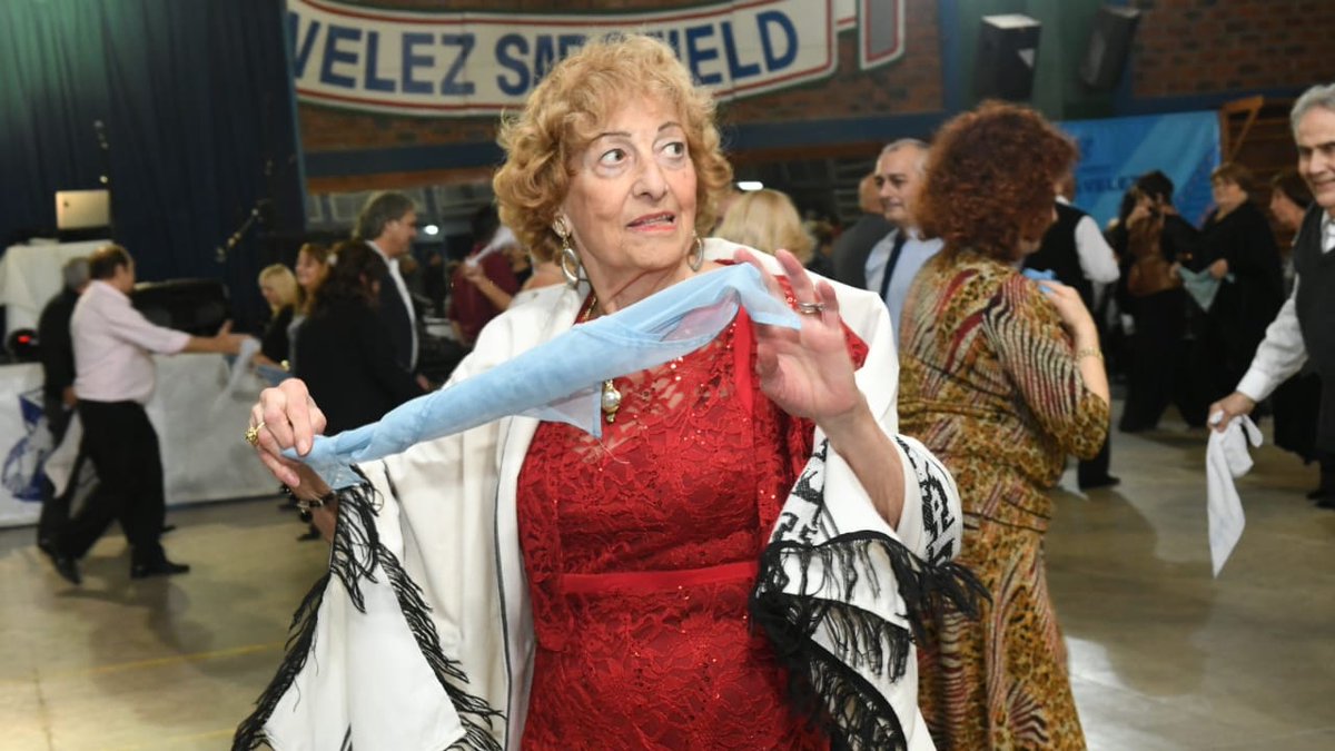 VelezCultura's tweet photo. ⚫ Lamentamos informar que este lunes falleció Inés Bocca, creadora de la Peña Folklórica Dos Palomitas y Profesora de Folklore en #Vélez durante 63 años. Un emblema, una referencia obligada en la vida cultural de la Institución.

👨🏻‍💻 https://t.co/UxBaV1LzZA https://t.co/HZwoRwi1nu