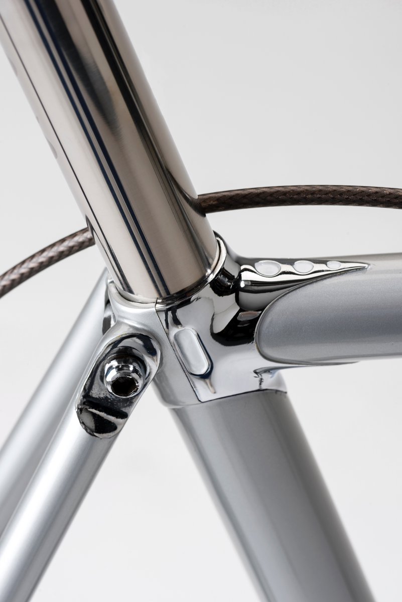 ridemediaHQ's tweet photo. Today’s #RandomBikeGallery is a “refurbished” Cinelli #SpecialiCorsa from 1971 (frame).
#StoryOfMyBike ... Classic meets modern.
Photos: Tom Roschi #RIDE69 https://t.co/HNdghabcgI