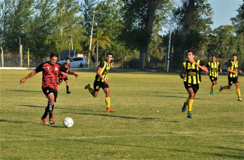 CSDUnionyFuerza's tweet photo. ⚽️ #Amistoso 

Fue jornada de empates este sábado en la quinta 

➡️ Fútbol femenino 2 a 2 🆚 @RacingDeBavio 

➡️ Reserva 0 a 0 🆚  Atl. Chascomus

➡️ Primera 2 a 2 🆚 Atl. Chascomus 

📸 @GCetraro https://t.co/lWCahbsblI