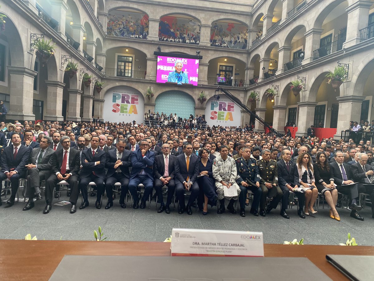 marthatellez's tweet photo. He recibido la Presea Estado de México que otorgan los tres poderes, el proyecto Actividades Compesatotias implementado en la @EPO282 me ha dado esa posibilidad, contenta por qué visibilicen el esfuerzo de una mujer, de la lucha social también.@alexfedezcam https://t.co/fHHGGAzpFx