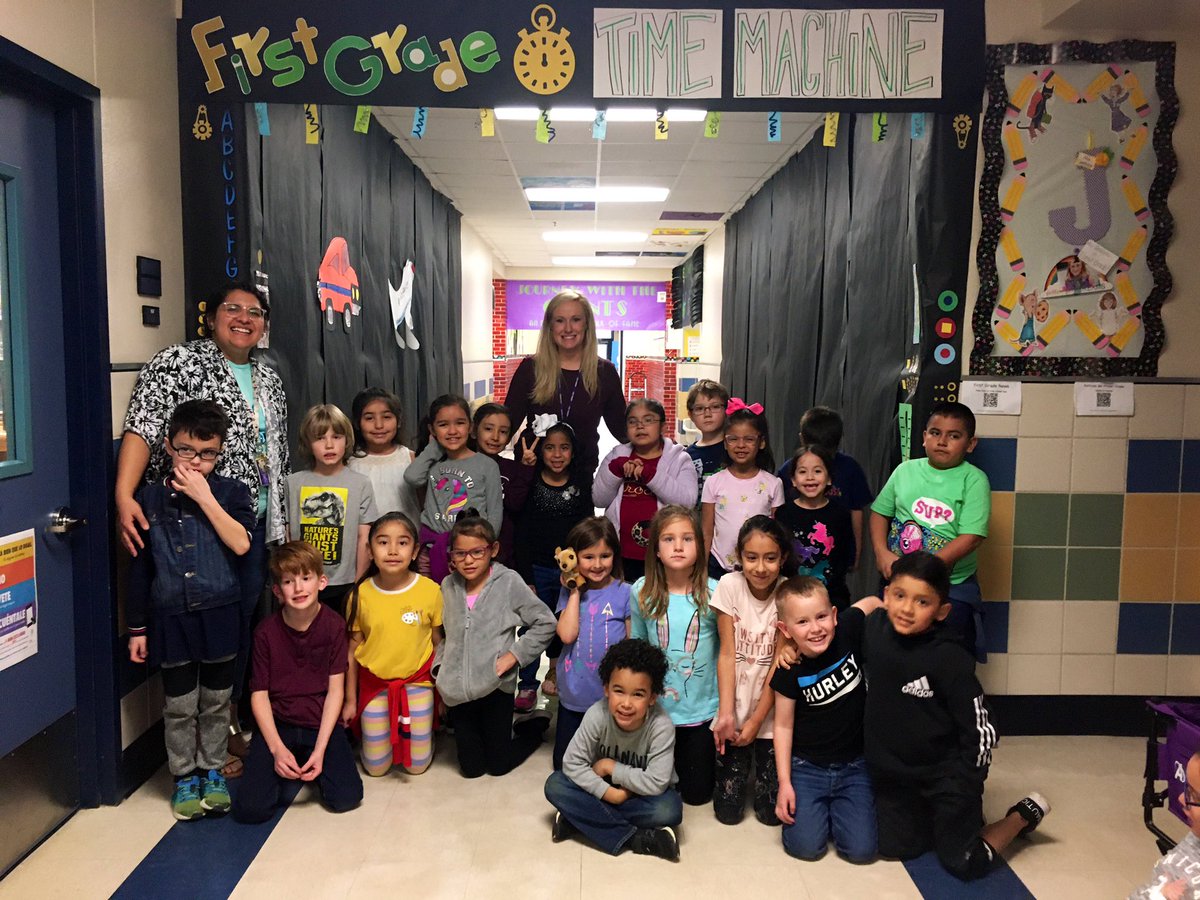 dClarkGCISD's tweet image. Entering our first grade time machine to learn about inventors from the past! #ExperienceSLE #GCISDhumanities