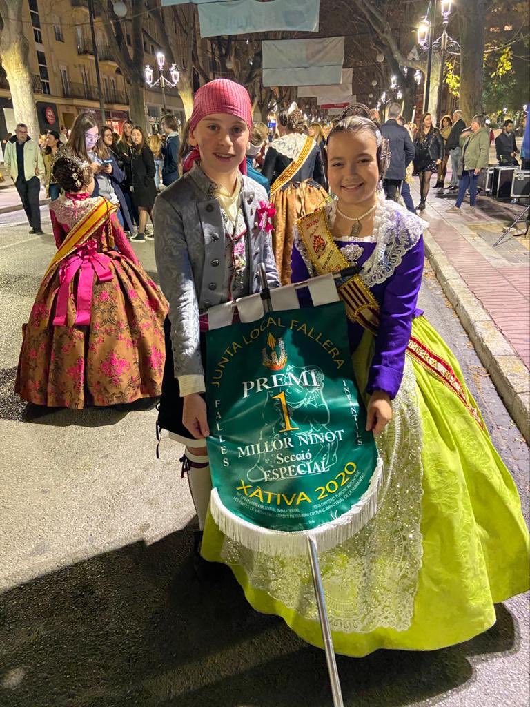 FEspanyoleto's tweet photo. El diumenge es van entregar els banderins als ninots premiats i vam ser guardonats amb el primer premi de la secció especial en el ninot infantil🎨👏🏻 Lluna i Javier estan molt feliços, enhorabona @joakyrubio !! #falles2020 #fallesxativa #exposiciodelninot #primerpremi https://t.co/8Wh0vU4Ntf