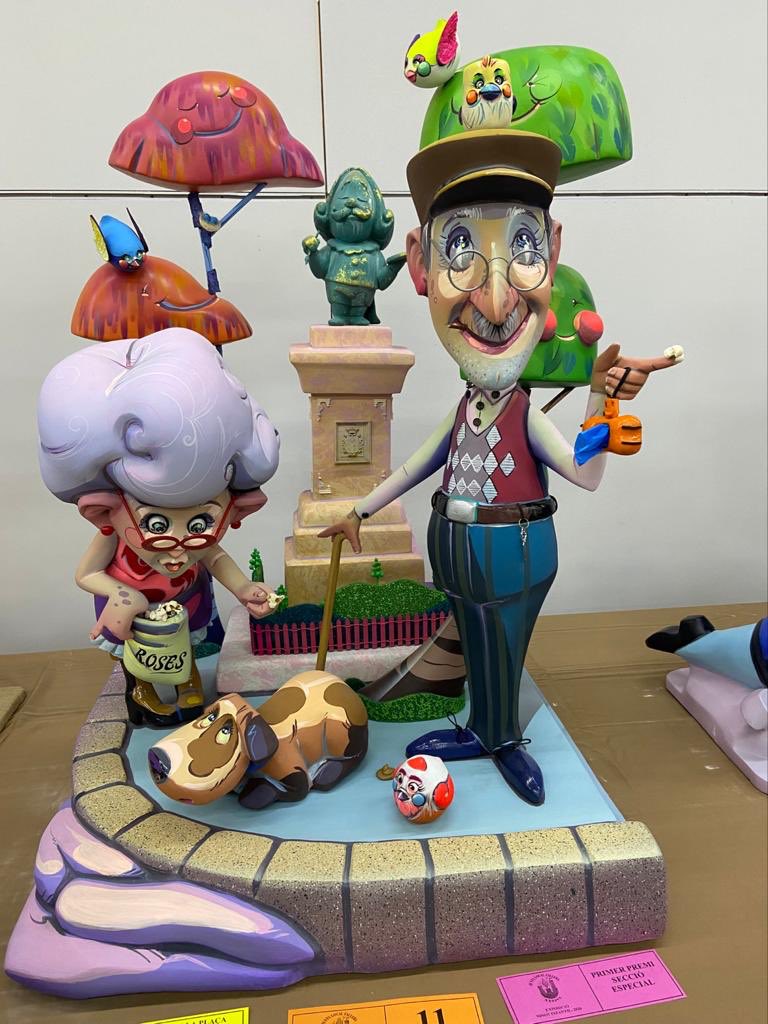 FEspanyoleto's tweet photo. El diumenge es van entregar els banderins als ninots premiats i vam ser guardonats amb el primer premi de la secció especial en el ninot infantil🎨👏🏻 Lluna i Javier estan molt feliços, enhorabona @joakyrubio !! #falles2020 #fallesxativa #exposiciodelninot #primerpremi https://t.co/8Wh0vU4Ntf