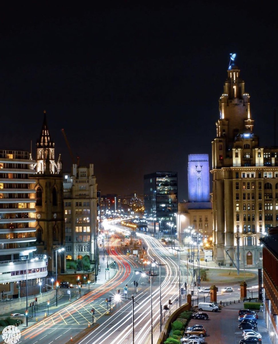 Another incredible shot of Liverpool at night by Instagram.com/billstarlingph…. That smiley face gets us every time 😊