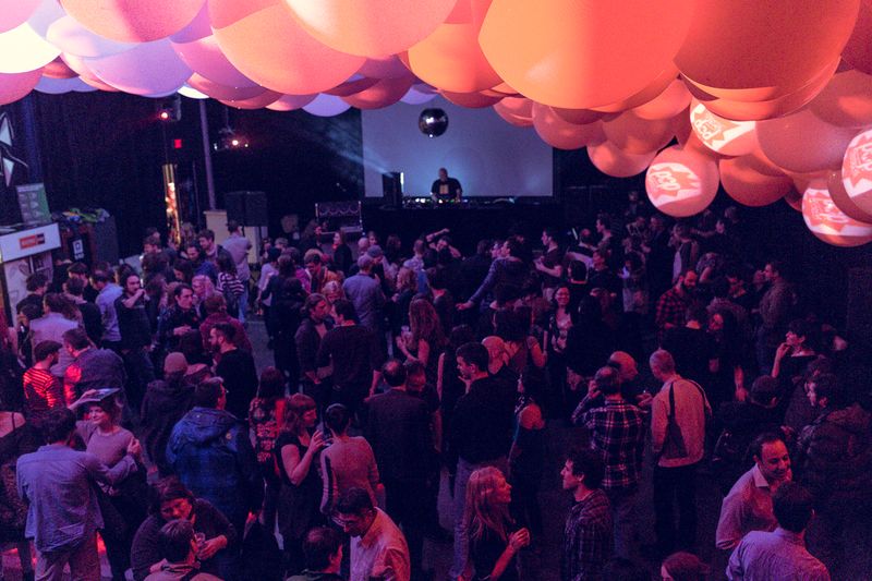 Monmontreal's tweet photo. Les Rendez-vous du cinéma québécois se poursuivent cette semaine. 📽
D'autres belles soirées ciné en perspective! 👌🎞
https://t.co/IELDcu5vBX
#RVCQ #cinema #films 
 📷 @Qc_Cinema @QDS_MTL https://t.co/0LKplzjWeR