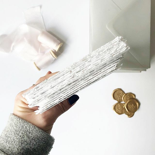 Deckle edge paper dreams on the desk today.
.
So when in full creative mode the studio does get a tad bit messy, so Tidy Tuesday will be in full effect tomorrow.
.
#tidytuesday #hincharmy #hinchlist #tidyspace #tidydesk #prettypaper #decklededges #weddin… ift.tt/38iO8jG