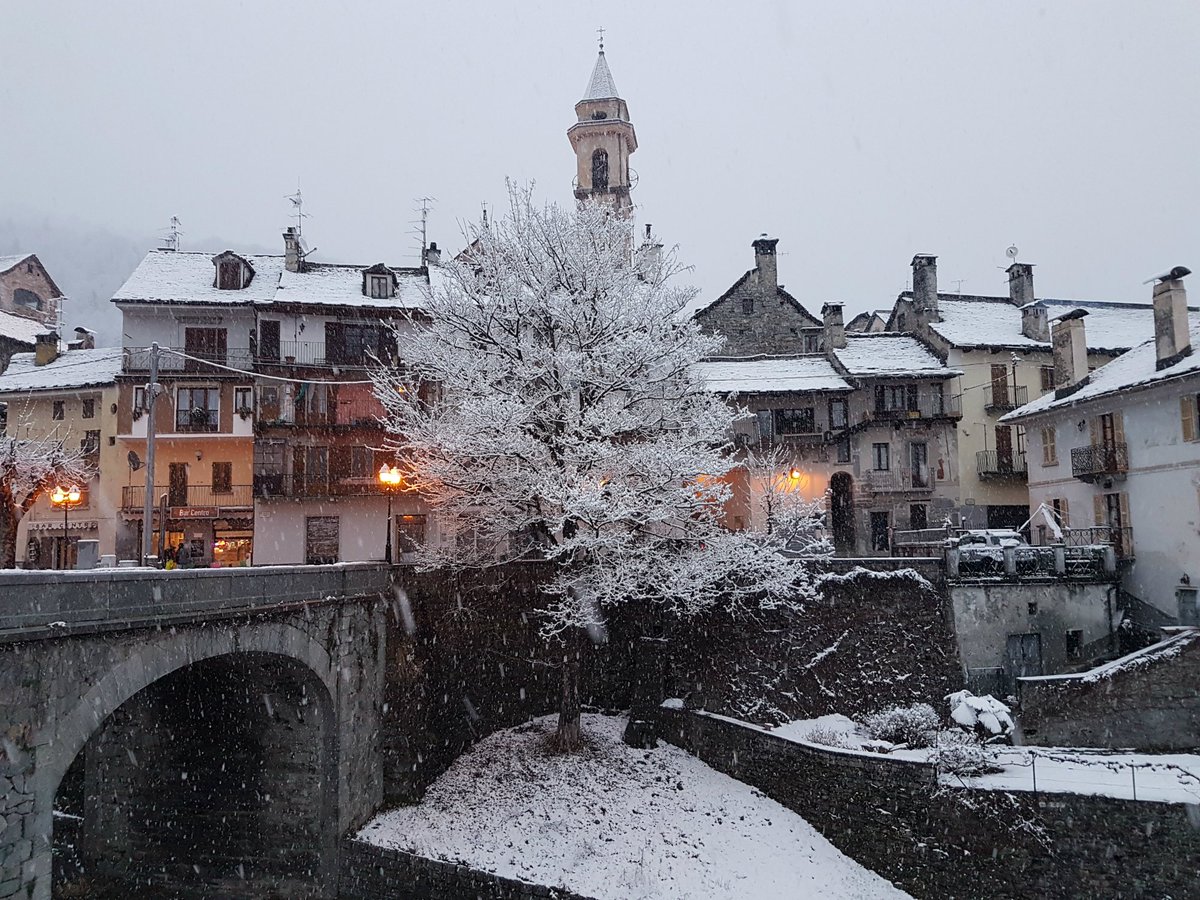 lm_valli_fiori's tweet photo. La #neve è tornata a imbiancare le #montagne e i paesi dell'Ossola!
Ecco uno scatto di #Varzo sotto un candido manto.
The #snow has whitened the #mountains and villages of Ossola again!
Here is a shot of #Varzo under a white coat. https://t.co/RjKsAPTYOA