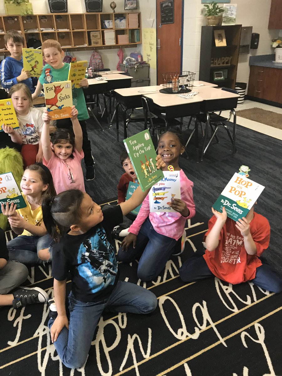 AynorHSLibrary's tweet photo. @Kathymediaah promoting literacy @AynorElem today! #ReadAcrossAmerica #BLUEJACKETSREAD https://t.co/CPwd3Q1F6w