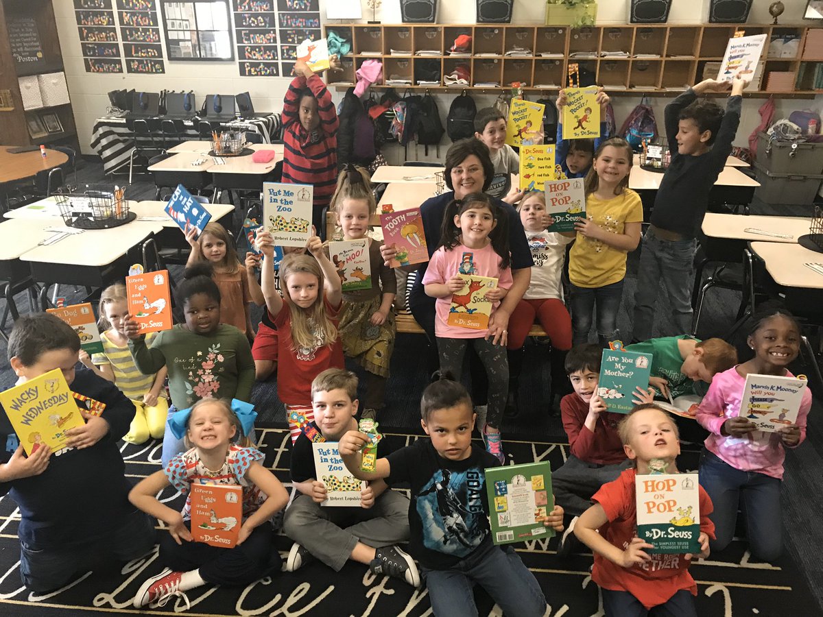 AynorHSLibrary's tweet photo. @Kathymediaah promoting literacy @AynorElem today! #ReadAcrossAmerica #BLUEJACKETSREAD https://t.co/CPwd3Q1F6w