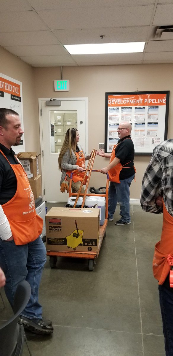 Tap in, tap out about #ProExtra during staff today! Great interaction with our #DS team! #ourteamrocks #2770inspires <a href="/brendan_m_burke/">Brendan Burke</a> <a href="/GSible2808/">Glen Sible</a> @GaryKoenesPGA <a href="/Marianne_2017_/">Marianne Allen</a>  <a href="/JulieGiattino/">Julie Giattino</a> <a href="/rgails/">Ryan Gailey</a>