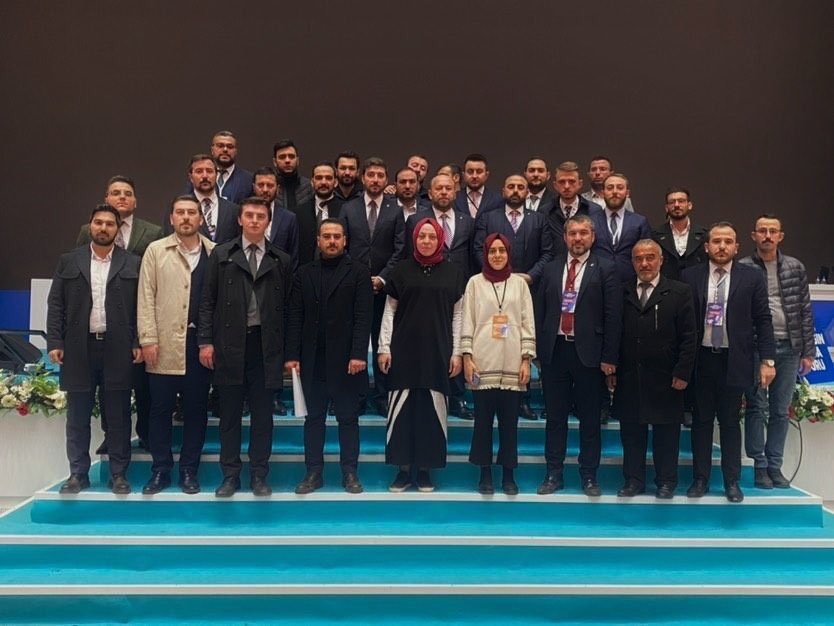 SefaozerS's tweet photo. Bizler, hayalleri olan gençleriz.

Bizler,
Kan bağı olmasa da büyük bir aileyiz. https://t.co/sasaqGGcyy
