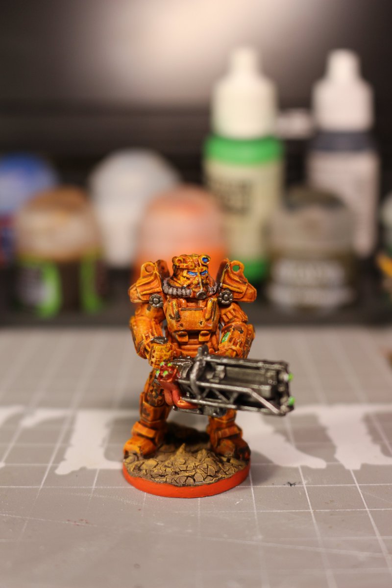 Shawass1's tweet image. also - finally finished these two :) three more to go

#falloutminiatures #fallouttheboardgame #brotherhoodofsteele #supermutant