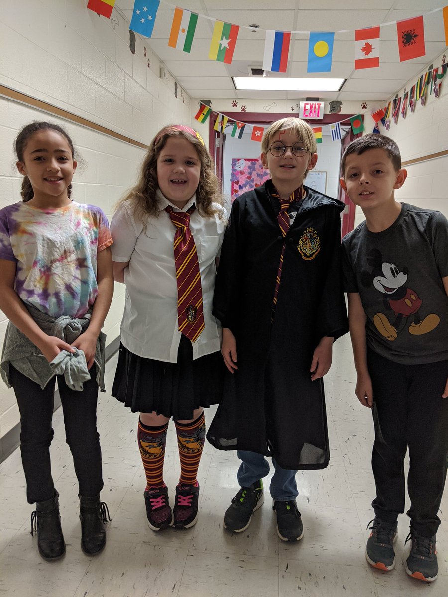 teach1fly's tweet photo. Read Across America Day was a huge success! Check out the Dr. Seuss spirit at RRES.#rr_bulldogs https://t.co/pM8epBg2pi