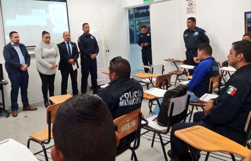 DMSPDGO's tweet photo. Iniciamos el curso taller de autocuidado “Carpetazo" impartido por la Directora Lic. Nigeria Rivera del Instituto de la Familia @InfamDgo lo anterior para reforzar los valores y lazos familiares de los elementos de la #DMSPDGO con su familia.

#Juntos por un #DurangoSeguro https://t.co/uotly17Z4C