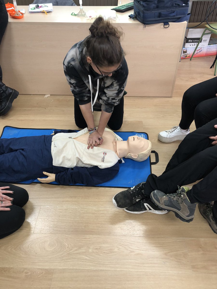 TISTEIMontilivi's tweet photo. Alumnat dels CFGS d’INS i EDI de l’@Ins_Montilivi aprenent a salvar vides.
Gràcies @MinguezMarc @treszerocat https://t.co/j97HMZtsNr