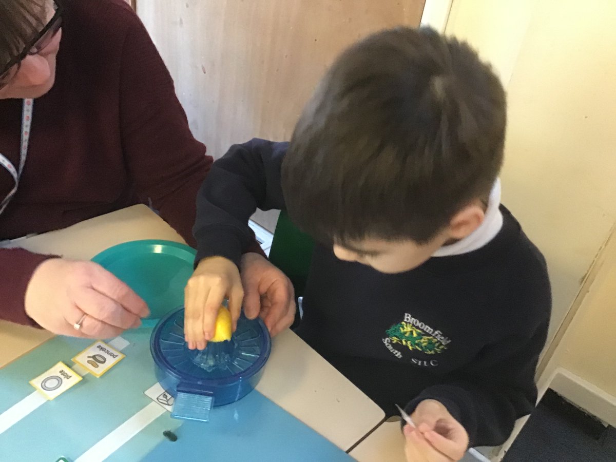 This week in Swan Class we have been trying delicious pancakes for 'Pancake Day'. We learnt how to squeeze the lemons to make lemon juice and we sprinkled sugar on our pancakes. Yum!